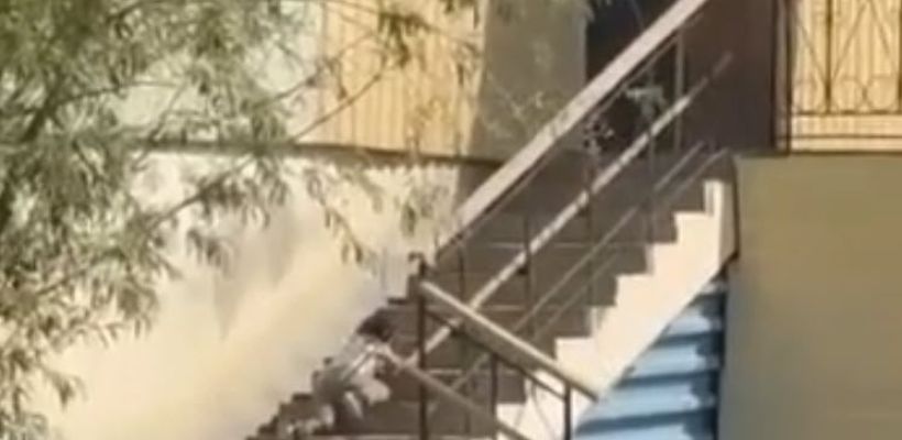 В Якутске во дворе закрытого детсада заметили плачущего малыша. В учреждении начали проверку