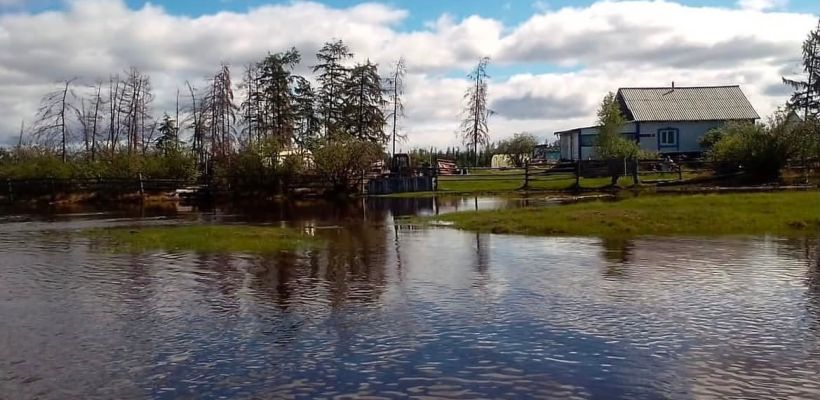В Среднеколымском улусе жители добираются на работу на лодке из-за паводка