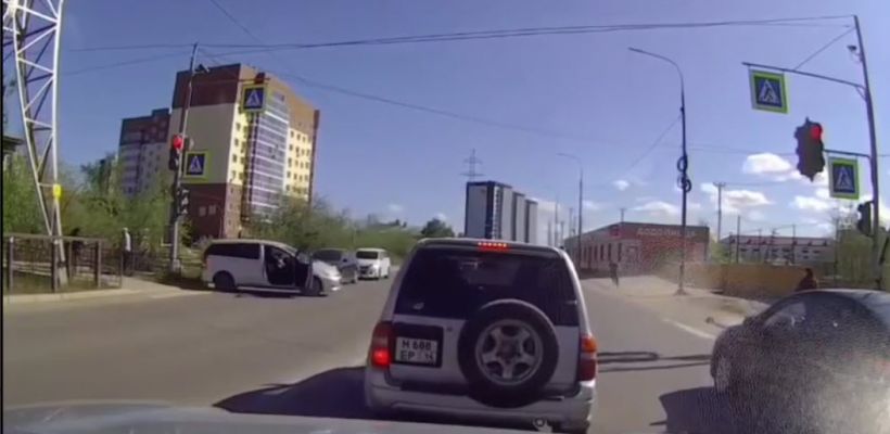 Видеофакт: В Якутске ребенок сел за руль и устроил ДТП, пока отец был в магазине