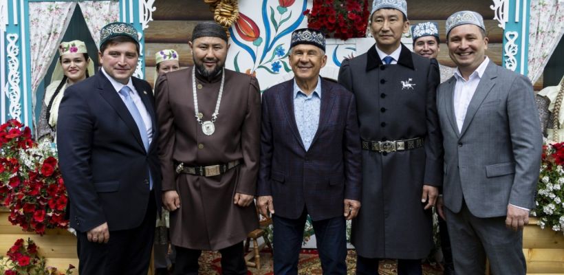 Мэр Якутска попал в кадр Раиса Татарстана, но исчез с официальных фото в Якутии
