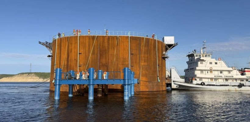 Первый наплавной коффердам для Ленского моста выведен в русло Лены