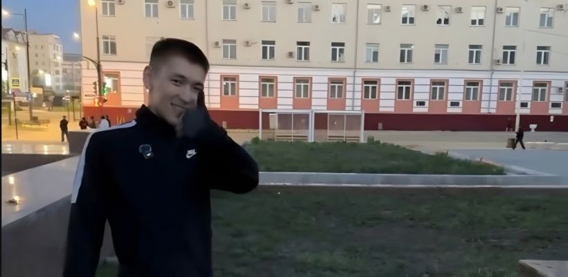 В Якутске влюбленная пара очистила клумбу на площади Ленина от сорняков