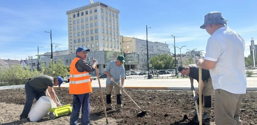 На площади Ленина приступили к озеленению после акции молодежи