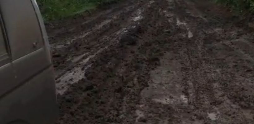 В Нюрбинском улусе дорога превратилась в «кашу». Такси и фуры застревают