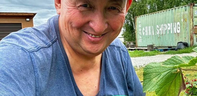 Фотофакт. Семь кустов - семь литров: Юрий Куприянов показал урожай смородины