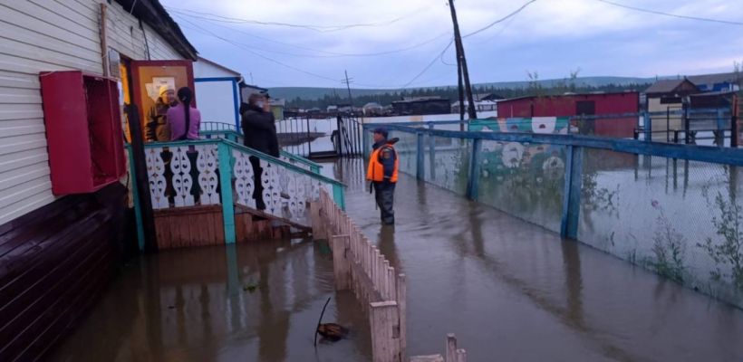 В селе Боронук Верхоянского улуса спасатели эвакуируют людей и скот