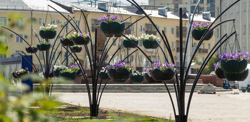 Цветочные фонтаны на площади Орджоникидзе в Якутске изготовили осужденные из колонии