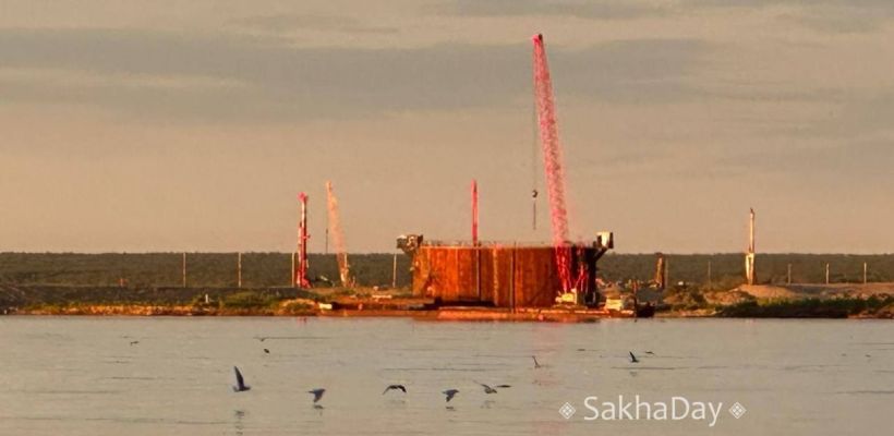 Фотофакт: Коффердам Ленского моста в лучах закатного солнца