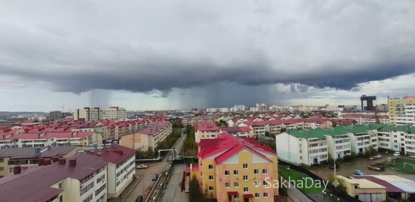 В среду в Якутске ожидаются гроза и шквалистый ветер, в районах - ливни и высокий риск пожаров