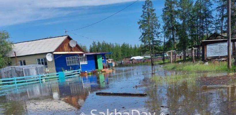 Вертолет “Полярных авиалиний” вывез 18 человек из подтопленного села Верхоянского района