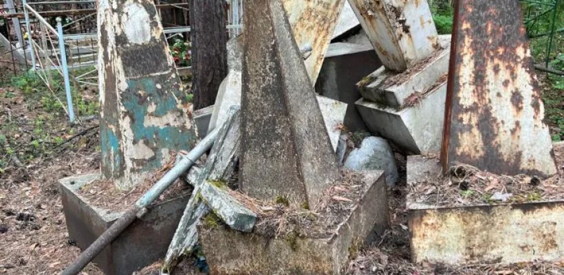 В Ленске кладбище превращается в свалку