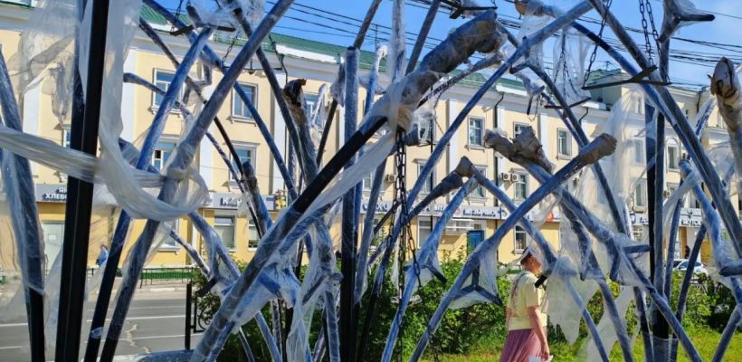 Фотофакт: В Якутске устанавливают цветочные фонтаны