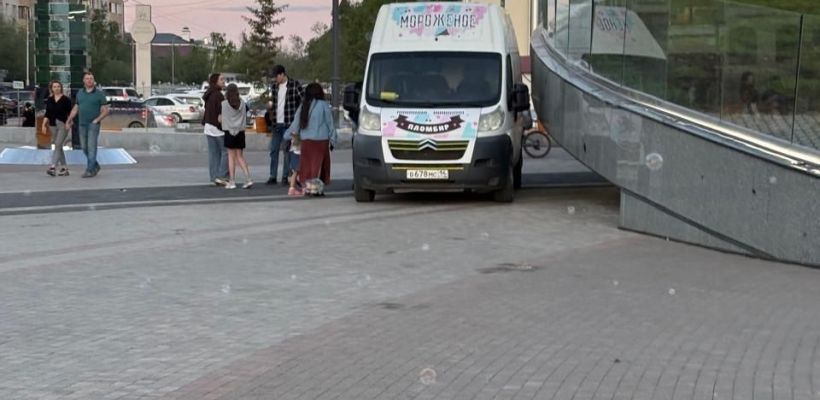 "Недопустимо превращать главную площадь в стихийный базар!". Жительница Якутска попросила убрать торговлю с площади Республики