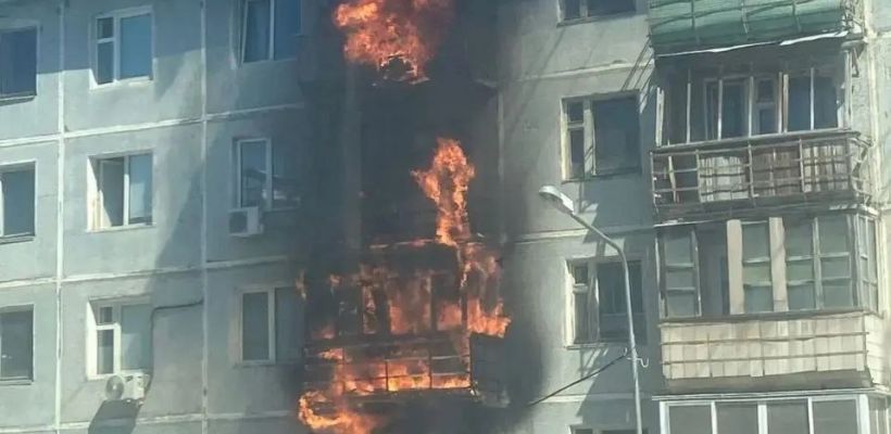 В Якутске полицейские спасли жильцов из горевшего дома на ул. Петра Алексеева