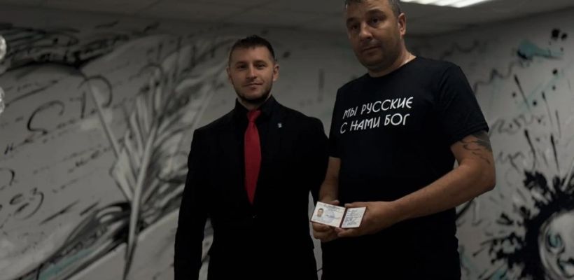 Фотофакт: В Нерюнгри удостоверения народных дружинников получили представители «Русской общины»