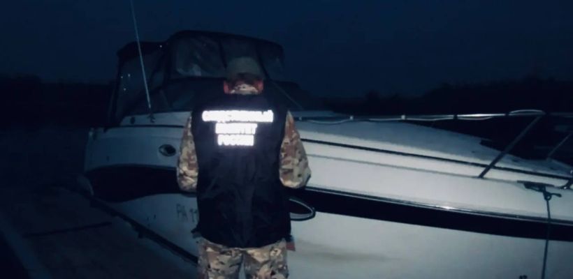 Лодка с десятью людьми врезалась в берег в Якутске, пострадали три человека