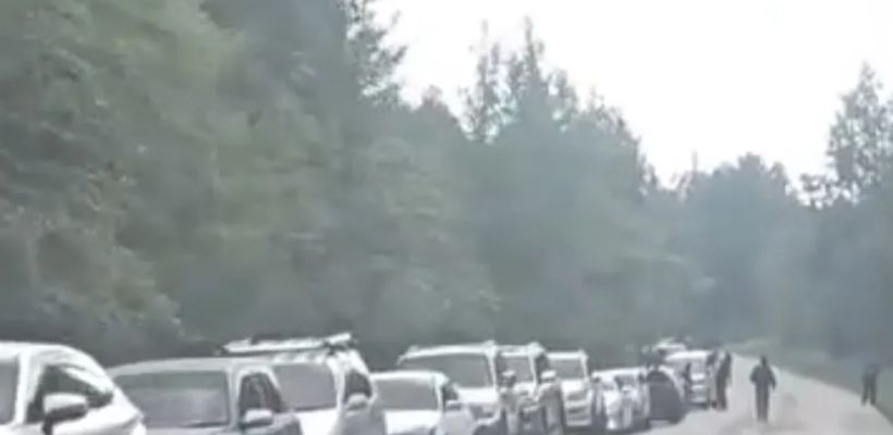 В Алдане разгорается топливный кризис. Люди ночами стоят у автозаправки
