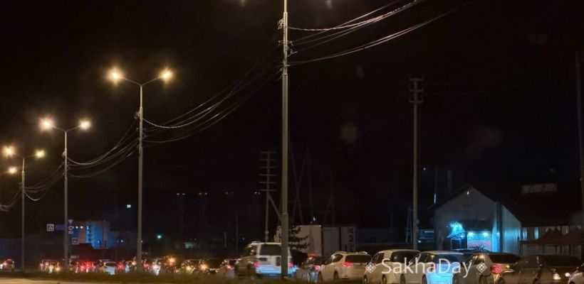 Мэр Якутска распорядился установить мобильные туалеты у заправок с большими очередями