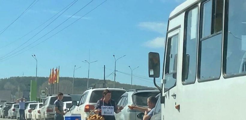Шашлыки, пирожки и мобильные туалеты. Очереди за бензином в Якутске обрастают сервисом