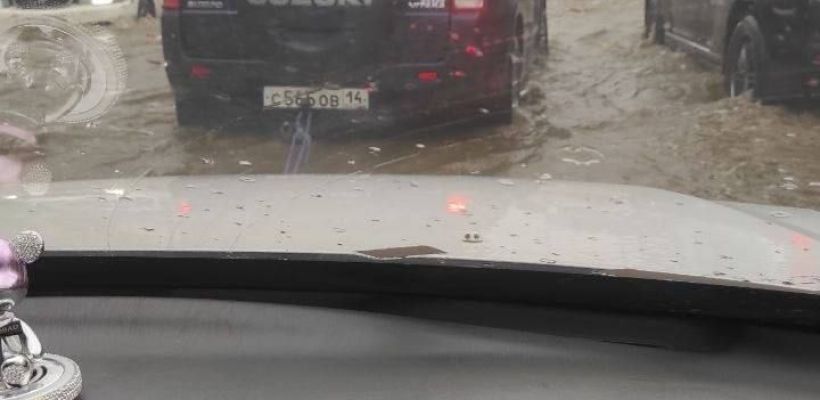 Во время ливня двое парней вытащили машину с ребенком из водяной ловушки