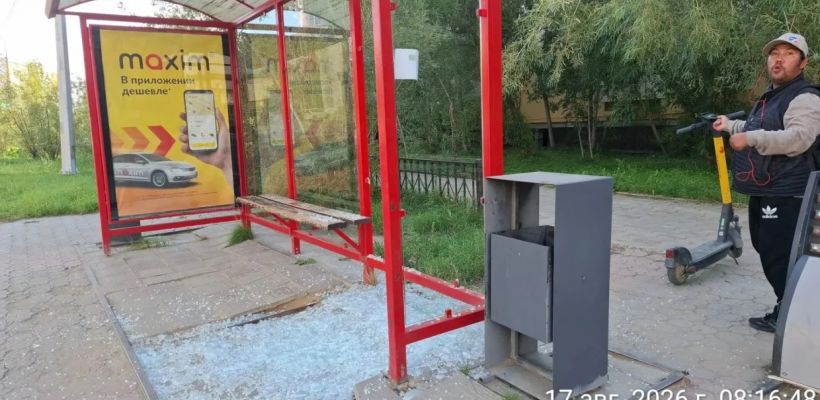 В Якутске пьяная девушка разбила стеклянную стенку остановки