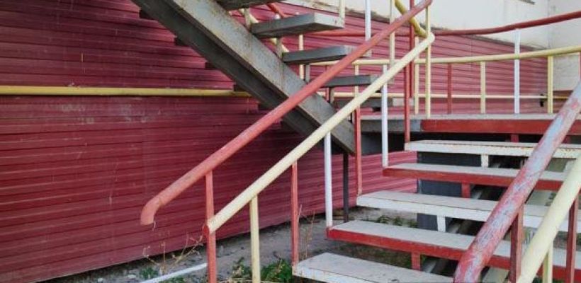 В соседнем доме появился психически больной человек. Что делать?
