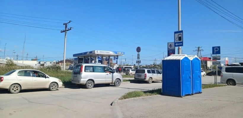 Где сходить в туалет, пока стоишь за бензином? Мэрия Якутска назвала шесть точек