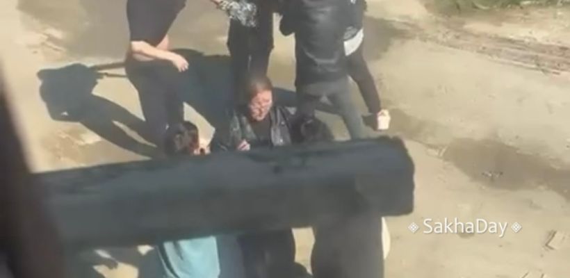 В Якутске мужчина-пьяница выгнал бывшую жену и детей из квартиры