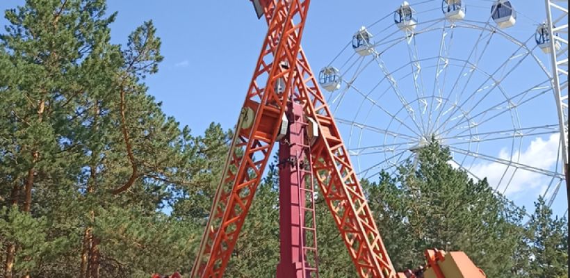 «Виолетта не успела пристегнуться, как аттракцион заработал».  Подробности происшествия, как из аттракциона в парке отдыха в Якутске выпала девушка