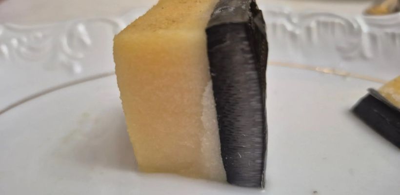 Фотофакт: «Угостили жиром кита. Вкус - на любителя». Якутская семья поделилась вкусовыми ощущениями