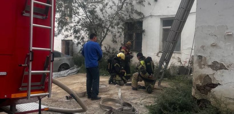 В аварийном здании бывшего ТЮЗа, где живут две семьи, произошел пожар