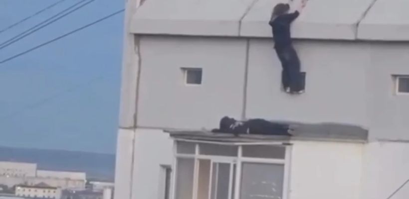 В Якутске подростки забрались на крышу балкона, не опасаясь сорваться с высоты