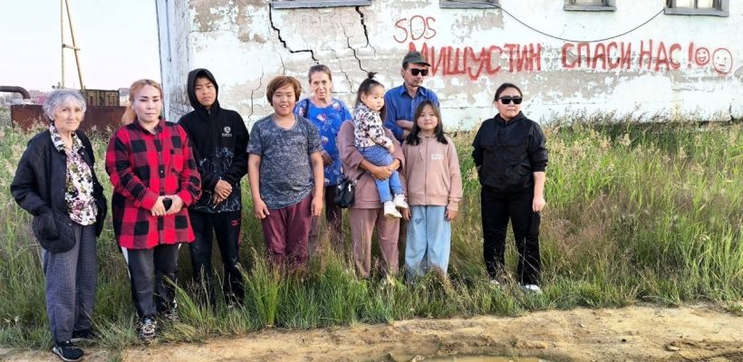 Фотофакт: Управа Сайсарского округа закрасила надпись "SOS!Мишустин, спаси нас!" на доме в Якутске