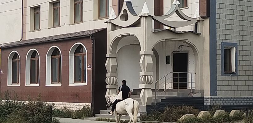 В Якутске видели загадочного принца на белом коне