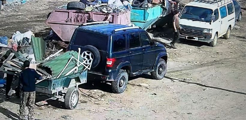 Если во дворе дома лежит чужой строительный мусор, кто должен его убрать?