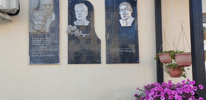 Таблички по блату? Якутские депутаты заметили, что в столице много мемориальных досок
