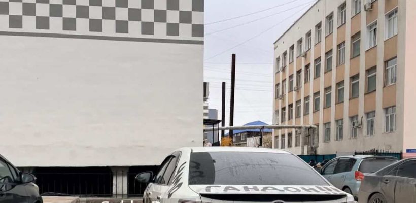 «Изменил сука!»: в Якутске автомобиль разрисовали краской