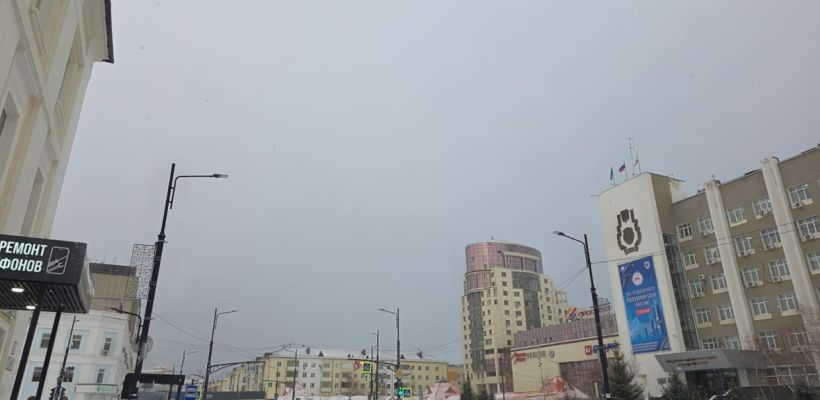 Мэрия Якутска на фоне жалоб на гололед посоветовала горожанам носить ледоступы и не держать руки в карманах