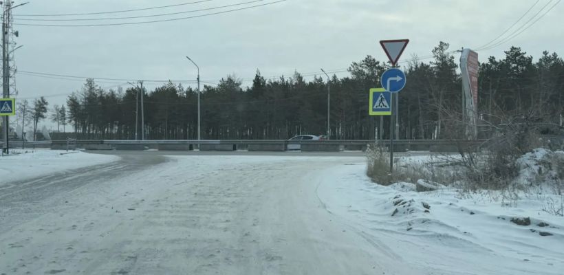 «Весной грязь, зимой пробки»: жители Базового переулка пожаловались на дорожные проблемы