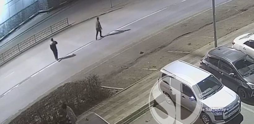 «Дедушку повалили на землю». В Якутске нападение на пожилого мужчину попало на видео