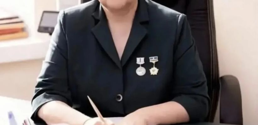 Родители учащихся и выпускников школы №1 Якутска проводят флешмоб в поддержку экс-директора