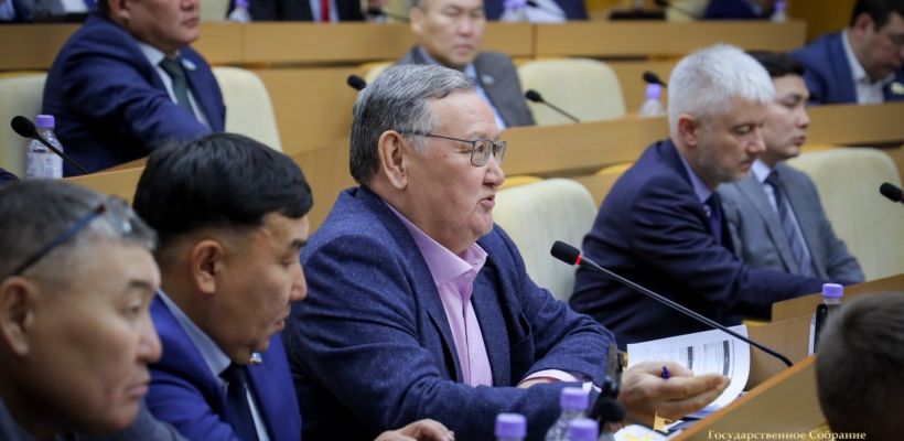 Не хватает денег на жильё сирот, лекарства и больницы. Депутат указал на миллиардный дефицит в бюджете Якутии