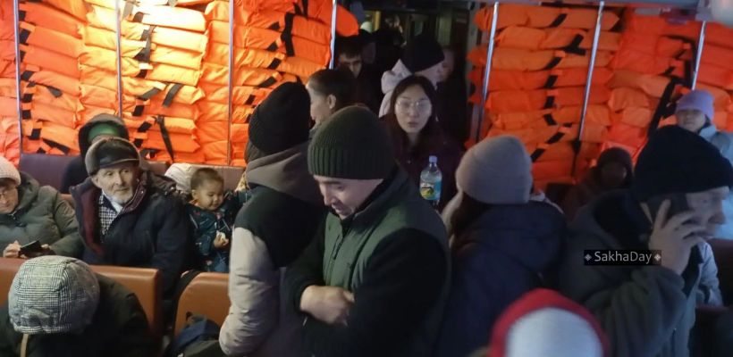 Возле Якутска сел на мель теплоход с пассажирами