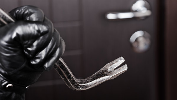 Из квартиры в Якутске были похищены фотоаппарат, три сотовых телефона и украшения