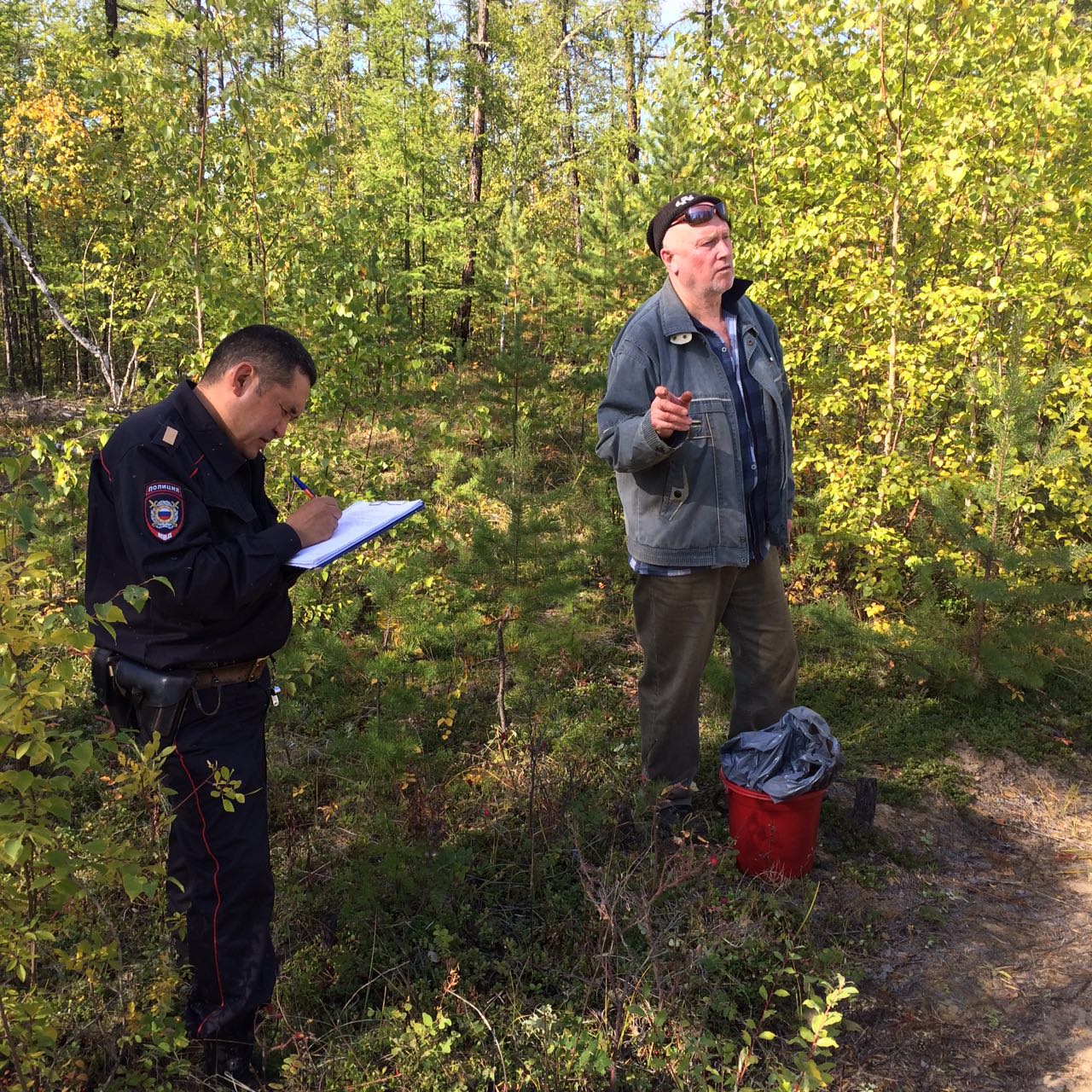 В Якутии спасатели нашли в лесу заплутавшего дедушку