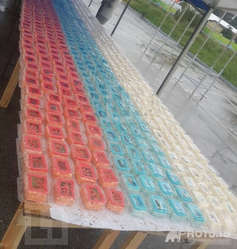 Работники Якутского хлебокомбината вместо съеденного торта угостили детей сладостями