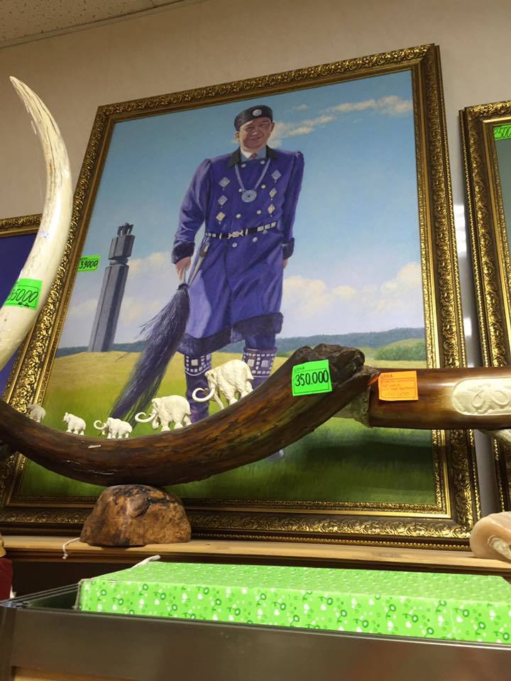 Портрет Айсена Николаева продается в магазине якутских сувениров