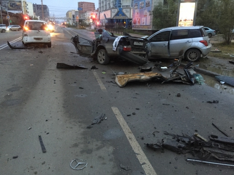 За рулем "Мерседеса" находился пьяный директор школы Якутска