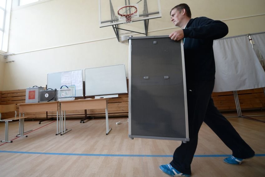 "Единая Россия" побеждает на выборах в Госдуму с большим отрывом