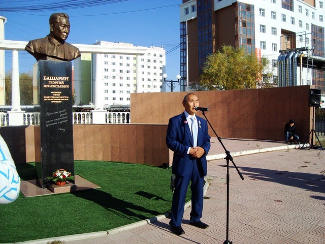 В Якутске сторонники ЗОЖ возложили цветы к памятнику Башарина